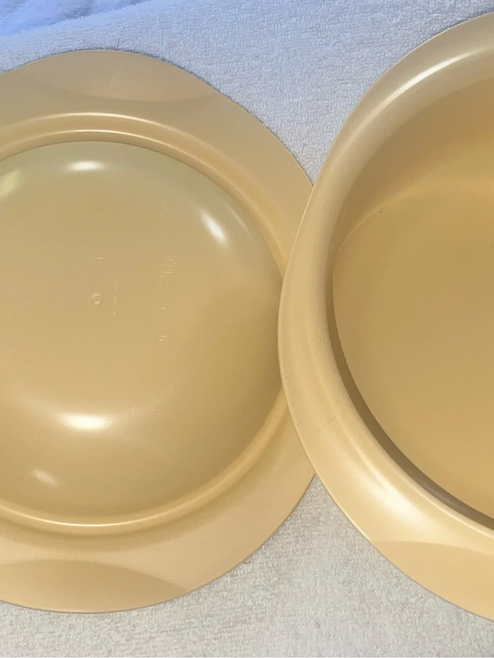 Vintage New Tupperware Ovenworks 2qt ROUND casserole, lid and seal Yellow 2 qt